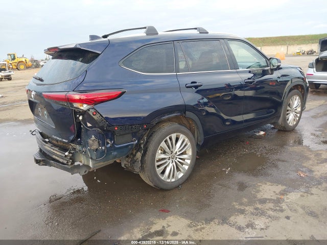 Toyota Highlander Platinum 2022 5TDFZRBH8NS228727 Image 4