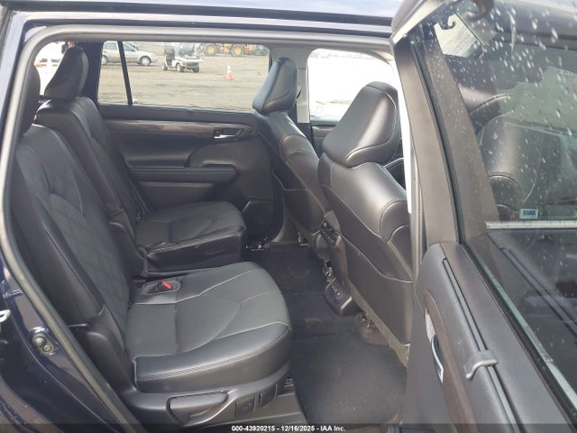 Toyota Highlander Platinum 2022 5TDFZRBH8NS228727 Image 8