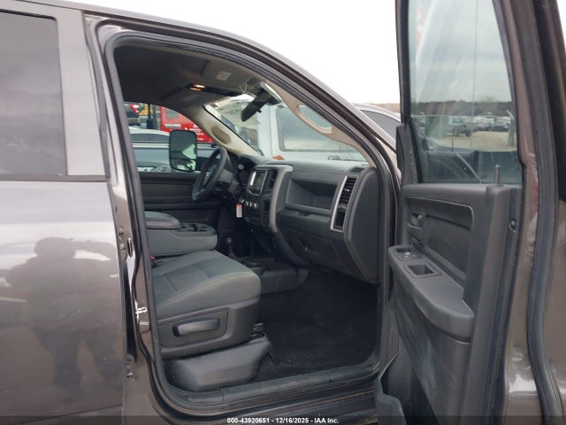 43920651 :رقم المزاد ، 3C63RRGL3JG120385 vin ، 2018 Ram 3500 Tradesman  4x4 8' Box مزاد بيع