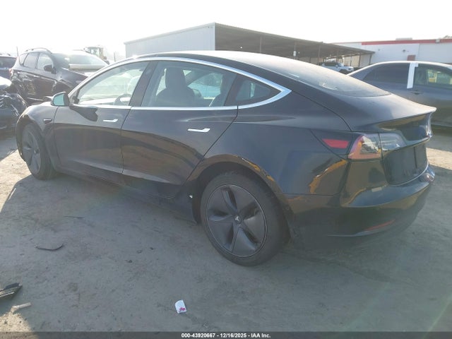 2018 TESLA MODEL 3 5YJ3E1EA0JF165765 Photo 2
