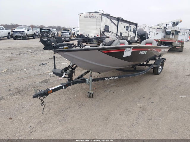 43920967 :رقم المزاد ، BUJ52307L617 vin ، 2017 Tracker 17' مزاد بيع