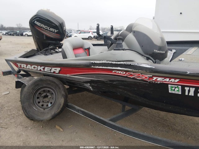 43920967 :رقم المزاد ، BUJ52307L617 vin ، 2017 Tracker 17' مزاد بيع