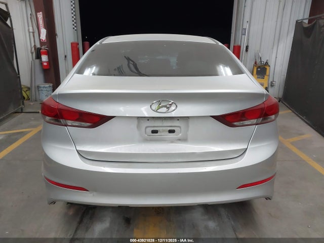 Продажа на аукционе авто 2018 Hyundai Elantra Se, vin: 5NPD74LF8JH330705, номер лота: 43921028