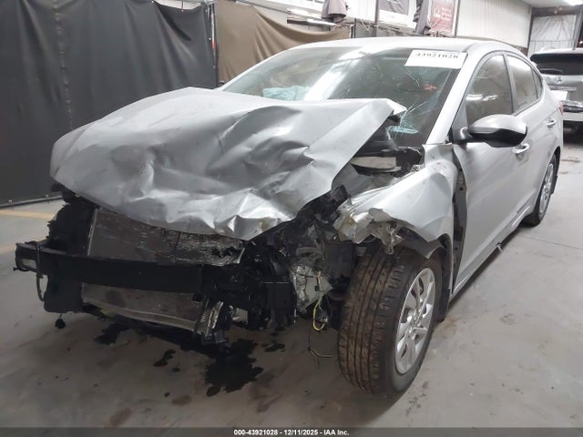 Продажа на аукционе авто 2018 Hyundai Elantra Se, vin: 5NPD74LF8JH330705, номер лота: 43921028