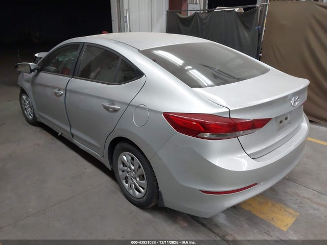 Продажа на аукционе авто 2018 Hyundai Elantra Se, vin: 5NPD74LF8JH330705, номер лота: 43921028