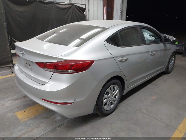 Продажа на аукционе авто 2018 Hyundai Elantra Se, vin: 5NPD74LF8JH330705, номер лота: 43921028