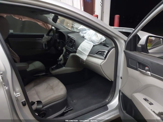 Продажа на аукционе авто 2018 Hyundai Elantra Se, vin: 5NPD74LF8JH330705, номер лота: 43921028