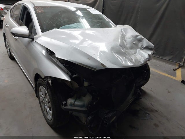 Продажа на аукционе авто 2018 Hyundai Elantra Se, vin: 5NPD74LF8JH330705, номер лота: 43921028