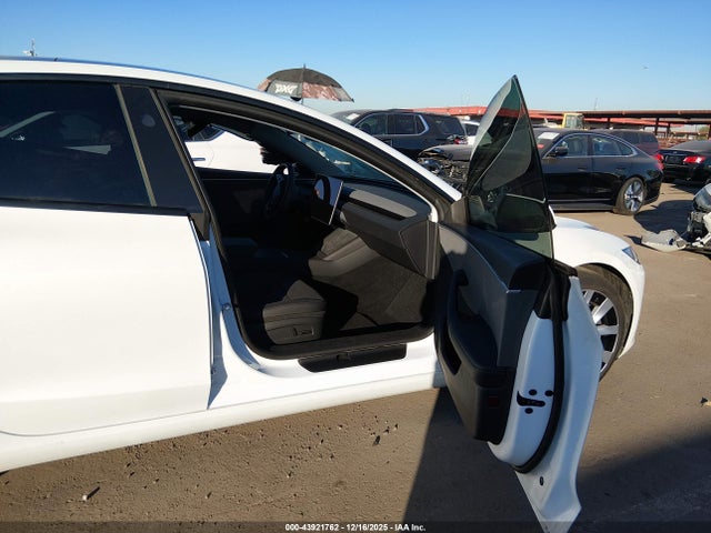2025 TESLA MODEL 3 5YJ3E1EA4SF049843 Photo 4