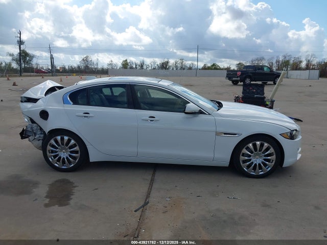 Jaguar Xe 25t 2018 SAJAR4FX4JCP31229 Image 13