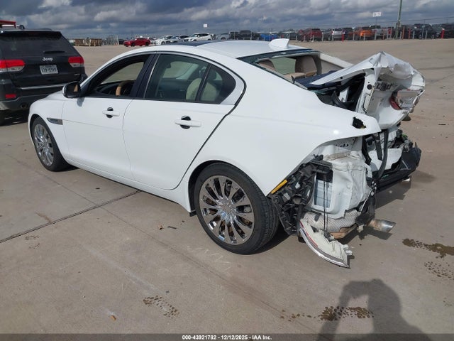 2018 JAGUAR XE SAJAR4FX4JCP31229 Photo 2