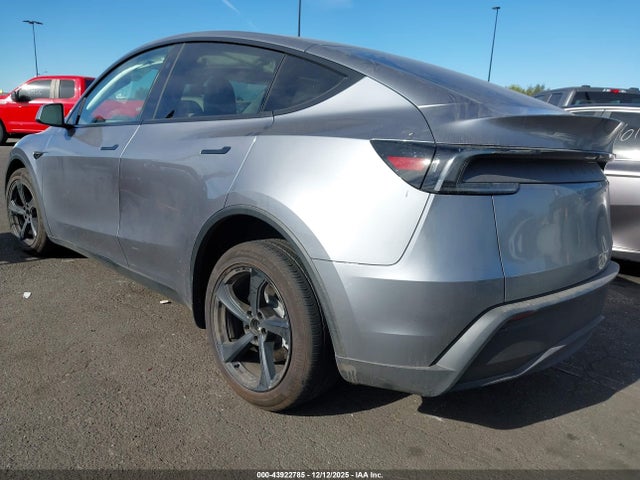 2026 TESLA MODEL Y 7SAYGDEDXTF445937 Photo 2