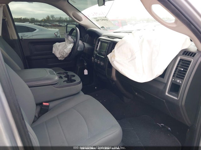 43923600 :رقم المزاد ، 1C6RR6KG1JS104794 vin ، 2018 Ram 1500 Tradesman  4x2 5'7 Box مزاد بيع