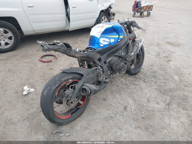 Suzuki GSX-R600 2015 JS1GN7FA8F2101593 Image 4
