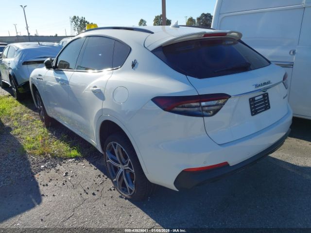 2022 MASERATI LEVANTE ZN661YUM3NX381505 Photo 2