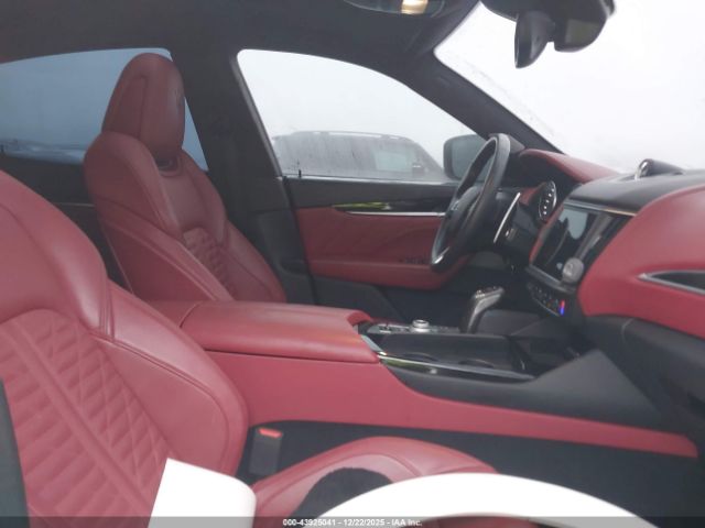 2022 MASERATI LEVANTE ZN661YUM3NX381505 Photo 4