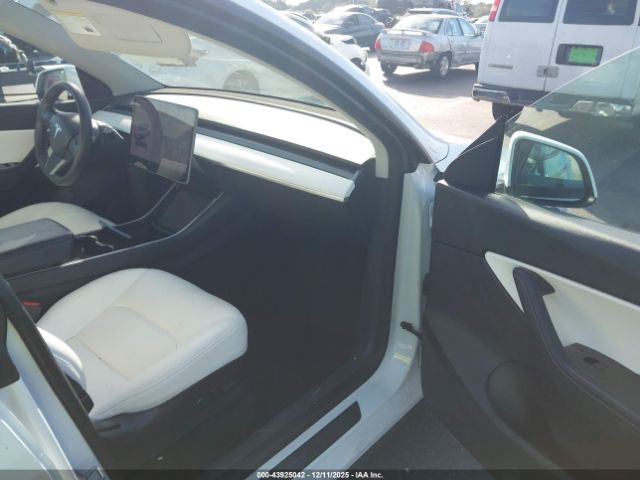 2021 TESLA MODEL Y 5YJYGDEE1MF089823 Photo 4