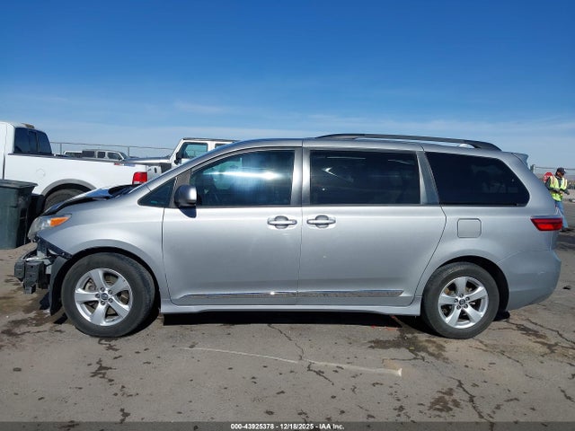 Toyota Sienna Le 8 Passenger 2018 5TDKZ3DC5JS902419 Image 14