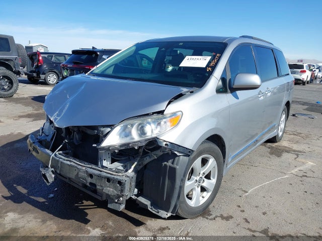 Toyota Sienna Le 8 Passenger 2018 5TDKZ3DC5JS902419 Image 2