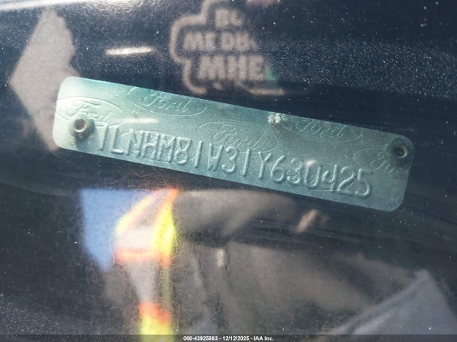 43925983 :رقم المزاد ، 1LNHM81W31Y630425 vin ، 2001 Lincoln Town Car Executive مزاد بيع