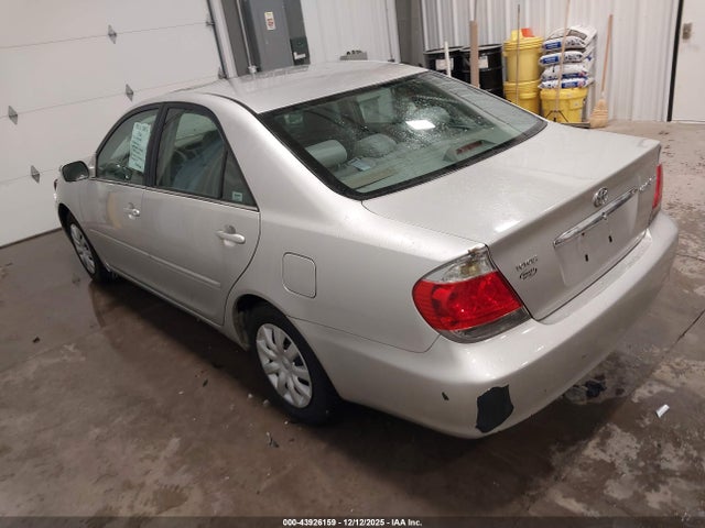 2005 Toyota Camry Le მანქანა იყიდება აუქციონზე, vin: 4T1BE30K15U957147, აუქციონის ნომერი: 43926159