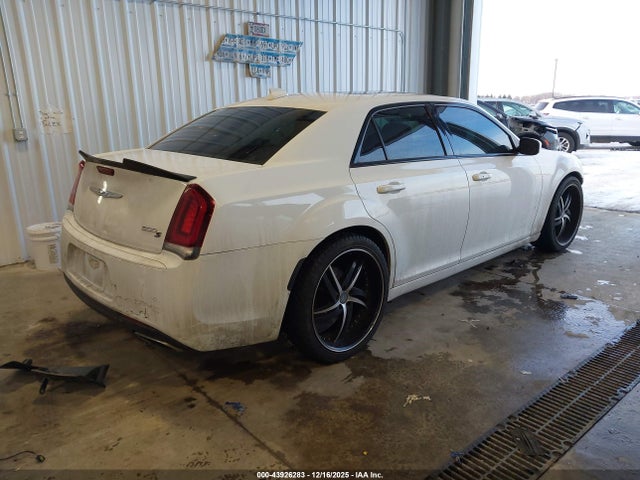 Продажа на аукционе авто 2015 Chrysler 300, vin: 2C3CCABG9FH772946, номер лота: 43926283