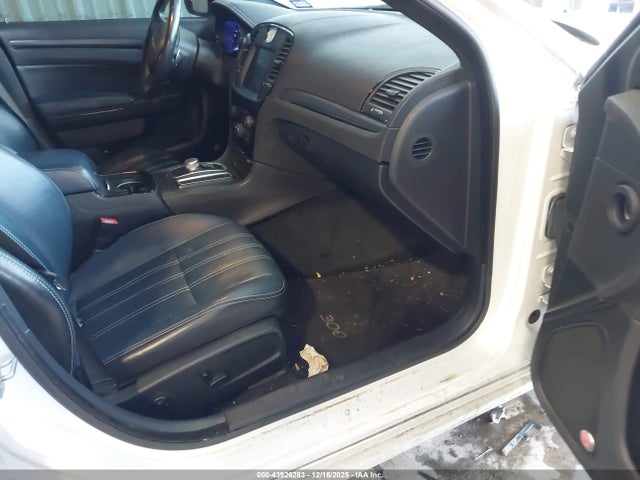 Продажа на аукционе авто 2015 Chrysler 300, vin: 2C3CCABG9FH772946, номер лота: 43926283