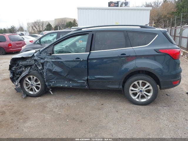 43926669 :رقم المزاد ، 1FMCU9HDXKUC32335 vin ، 2019 Ford Escape Sel مزاد بيع