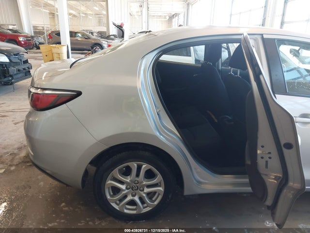 2018 Toyota Yaris Ia მანქანა იყიდება აუქციონზე, vin: 3MYDLBYV3JY319275, აუქციონის ნომერი: 43926731