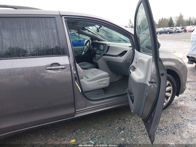 Toyota Sienna Xle 7 Passenger 2017 5TDDZ3DC0HS146808 Image 5