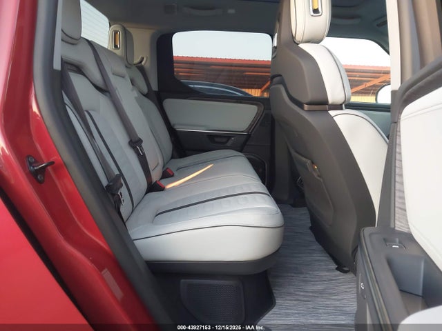 Rivian r1t 2026 7FCTGCAA1TN043362 Image 8