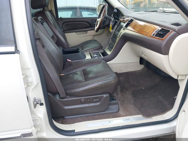 2011 CADILLAC ESCALADE ESV 1GYS4KEF0BR125546 Photo 4