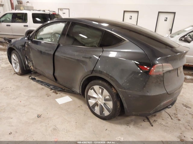 2024 TESLA MODEL Y 7SAYGDEEXRA225907 Photo 2