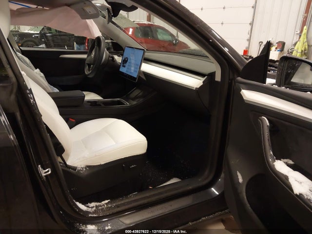 2024 TESLA MODEL Y 7SAYGDEEXRA225907 Photo 4