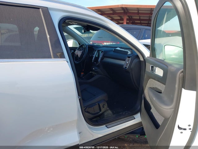 Volvo Xc40 B5 Core Bright Theme 2025 YV4L12UJ2S2591025 Image 5