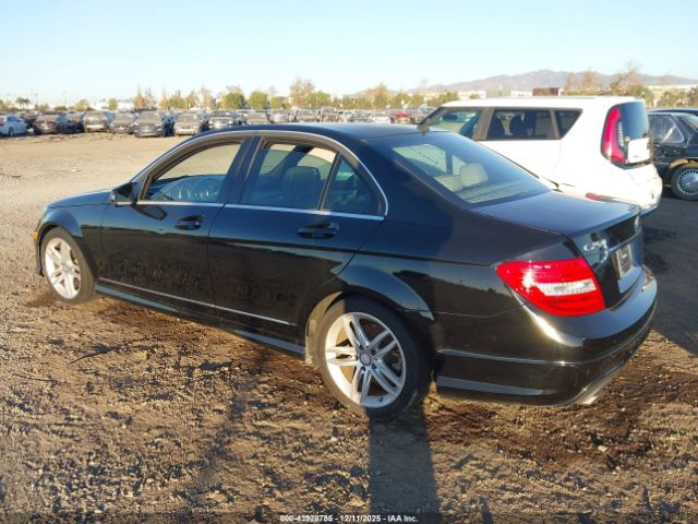 2014 MERCEDES-BENZ C 250 WDDGF4HB7EA946274 Photo 2
