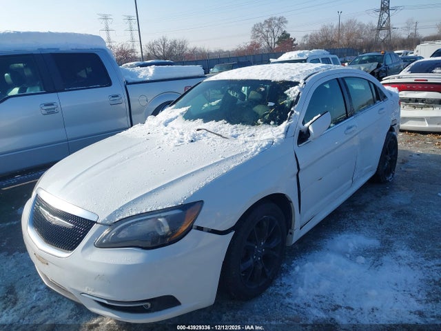 Chrysler 200 Limited 2014 1C3CCBCG2EN180119 Image 2