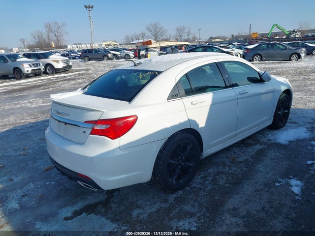 Chrysler 200 Limited 2014 1C3CCBCG2EN180119 Image 4
