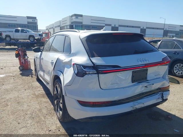 2022 AUDI E-TRON WA1AABGE0NB023671 Photo 2