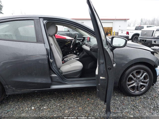 3MYDLBYV5KY508740 Toyota YARIS LE