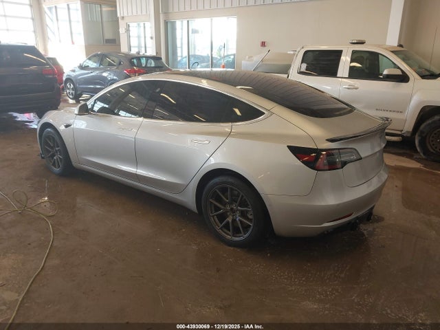 2018 TESLA MODEL 3 5YJ3E1EA0JF037445 Photo 2