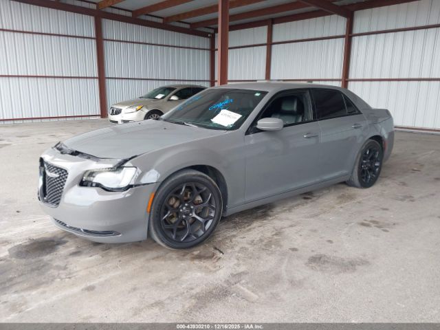 2019 CHRYSLER 300 2C3CCABG8KH585482 Photo 1