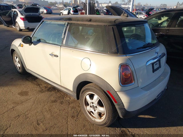 2010 MINI COOPER WMWMF3C50ATZ66659 Photo 2