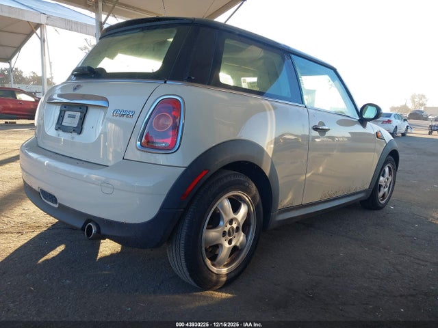 2010 MINI COOPER WMWMF3C50ATZ66659 Photo 3