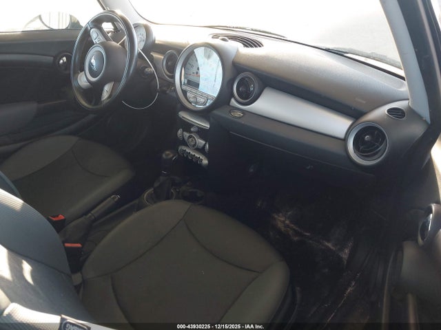 2010 MINI COOPER WMWMF3C50ATZ66659 Photo 4
