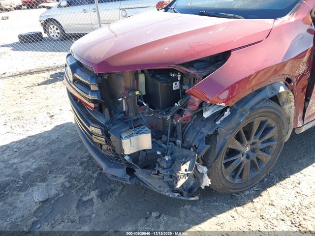 5TDKZRFH0KS318118 Toyota Highlander Se