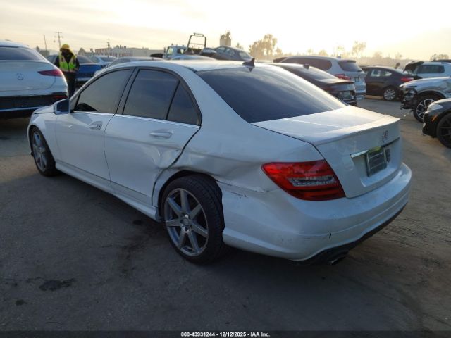 2014 MERCEDES-BENZ C 250 WDDGF4HB9EG237049 Photo 2