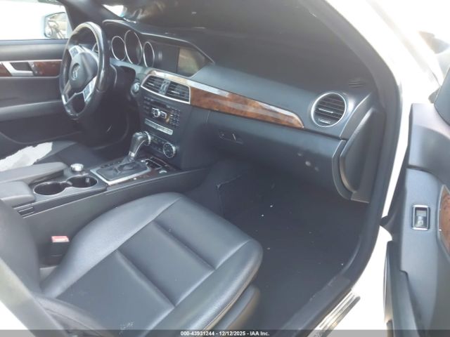 2014 MERCEDES-BENZ C 250 WDDGF4HB9EG237049 Photo 4
