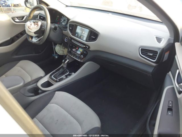 2019 HYUNDAI IONIQ HYBRID KMHC65LCXKU134178 Photo 4