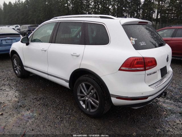 2016 VOLKSWAGEN TOUAREG WVGEF9BP2GD012555 Photo 2